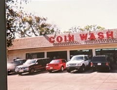 World O' Suds Coin Laundry, 430 E Main St Apopka FL — foto vintage de la fachada original de Coin Wash, con el letrero grande en el techo y autos en el estacionamiento
