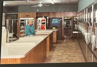World O' Suds Coin Laundry, 430 E Main St Apopka FL — foto vintage de un hombre en el mostrador de doblado con una máquina expendedora de Pepsi y la hilera de lavadoras al fondo