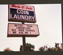 World O' Suds Coin Laundry, 430 E Main St Apopka FL — foto vintage del letrero de la carretera con el texto Better Than Cheesecake Sez Mike Thomas We Are No 1