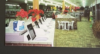 World O' Suds Coin Laundry, 430 E Main St Apopka FL — foto vintage de Navidad en el piso de la lavandería, con bicicletas montadas sobre la hilera de lavadoras y secadoras