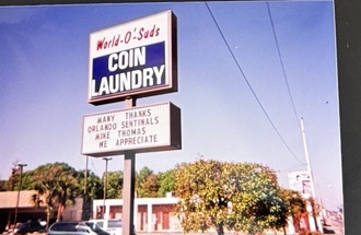 World O' Suds Coin Laundry, 430 E Main St Apopka FL — foto vintage del letrero de la carretera con el texto Many Thanks Orlando Sentinels Mike Thomas We Appreciate