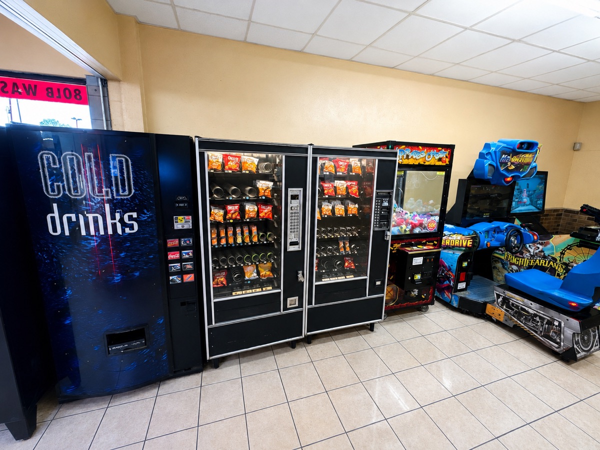 World O' Suds Coin Laundry, 430 E Main St Apopka FL — área de juegos de arcade en el piso principal