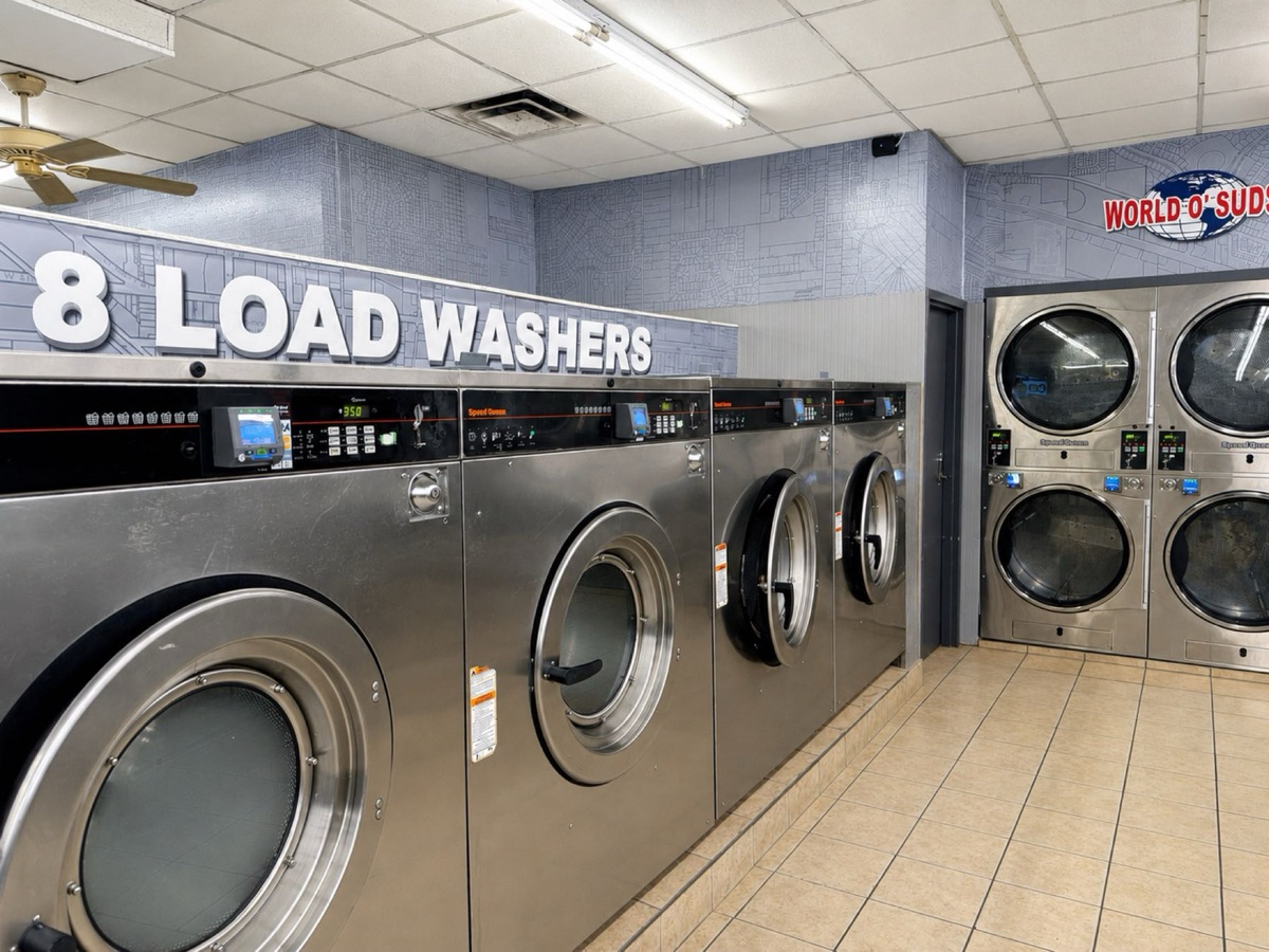 World O' Suds Coin Laundry, 430 E Main St Apopka FL — hilera de lavadoras de gran capacidad en el piso principal de la lavandería