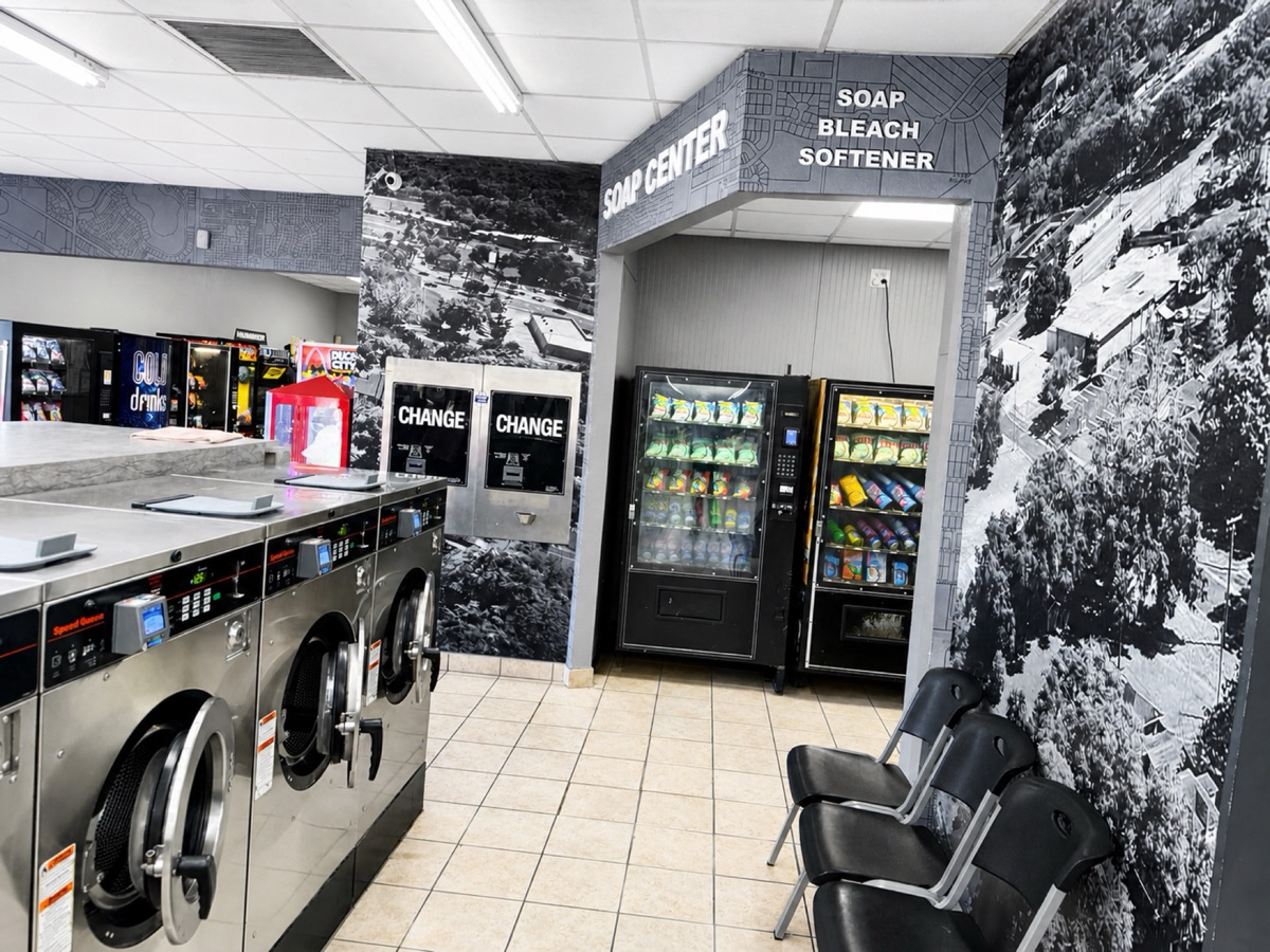 World O' Suds Coin Laundry, 430 E Main St Apopka FL — centro de jabón y venta en el piso principal