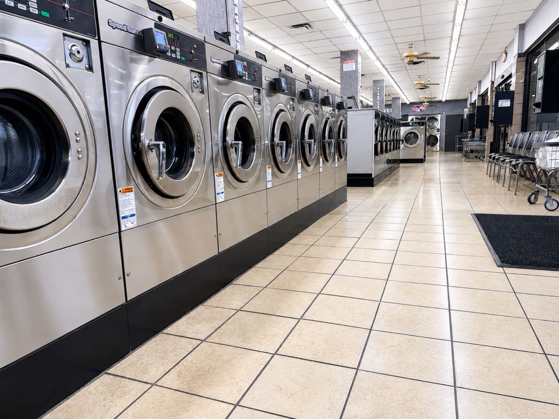World O' Suds Coin Laundry, 430 E Main St Apopka FL — hilera luminosa de lavadoras comerciales Speed Queen en el piso principal, 430 E Main St Apopka