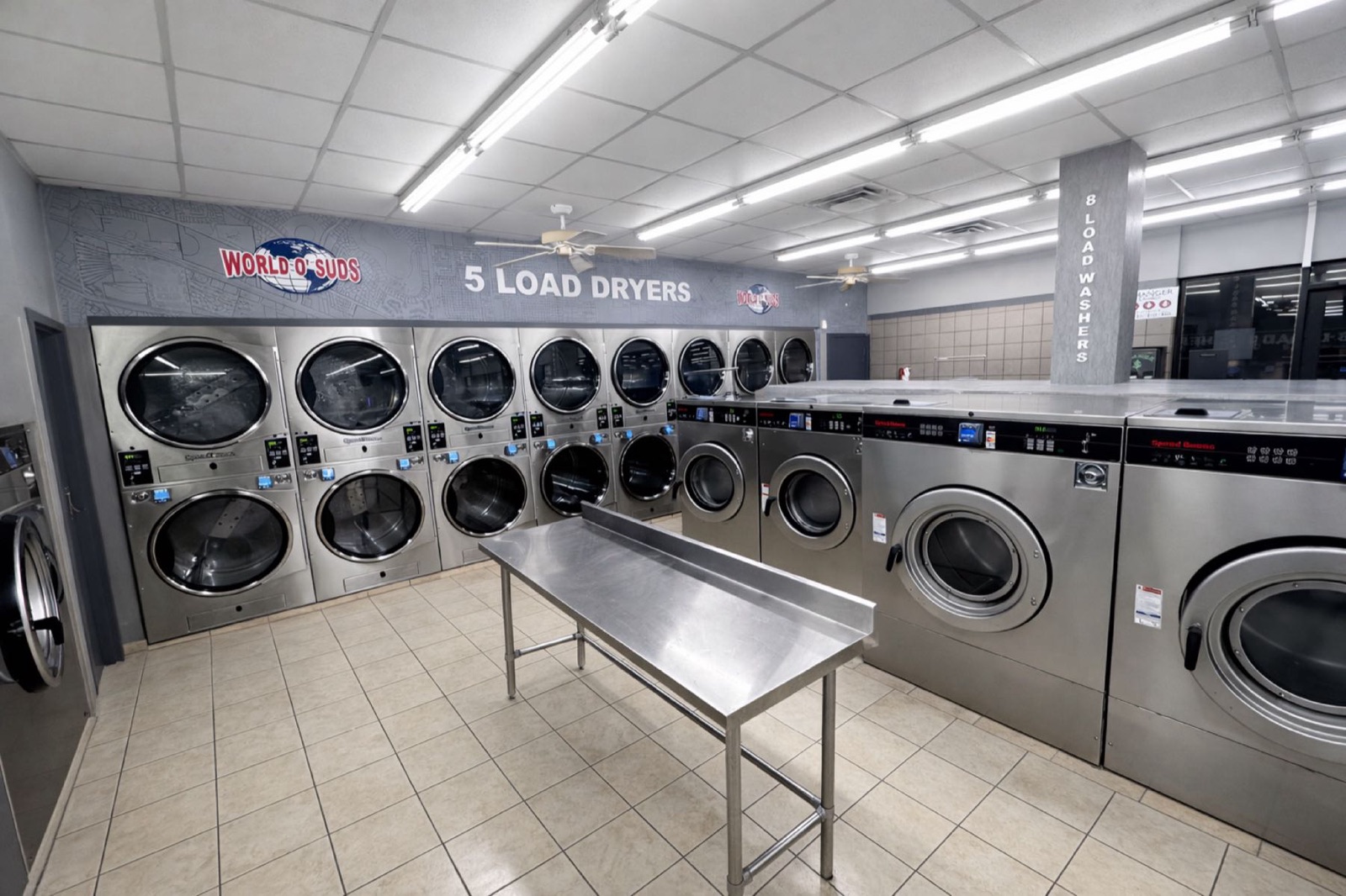World O' Suds Coin Laundry, 430 E Main St Apopka FL — cuarto de secadoras de 5 cargas con mural de pared de World O' Suds