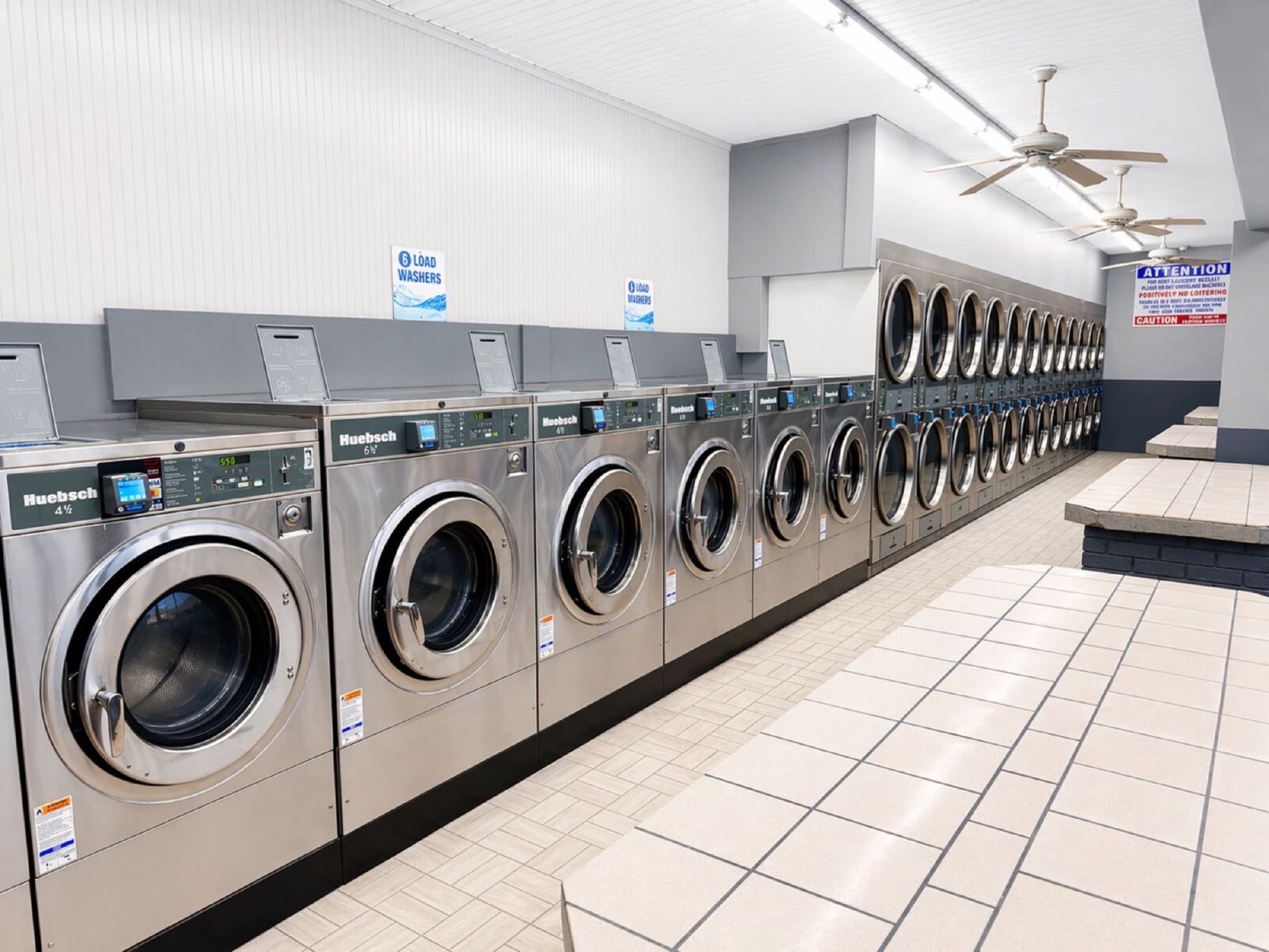 World O' Suds Coin Laundry, 430 E Main St Apopka FL — hilera de lavadoras dentro de la lavandería